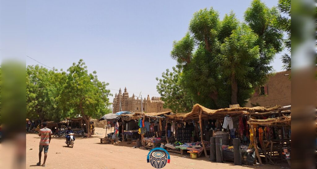 Au cœur de la ville de Djenné, avec une vue sur sa grande mosquée.